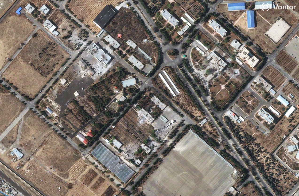 Navios da Marinha do Irã destruídos em porto, enquanto força que controla Estreito de Ormuz permanece intacta.