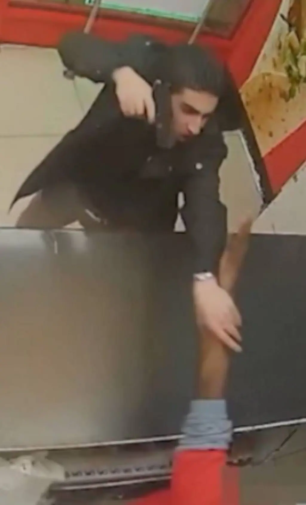 Homem preso pelo ICE nos EUA, causando controvérsia entre bolsonaristas e governistas.