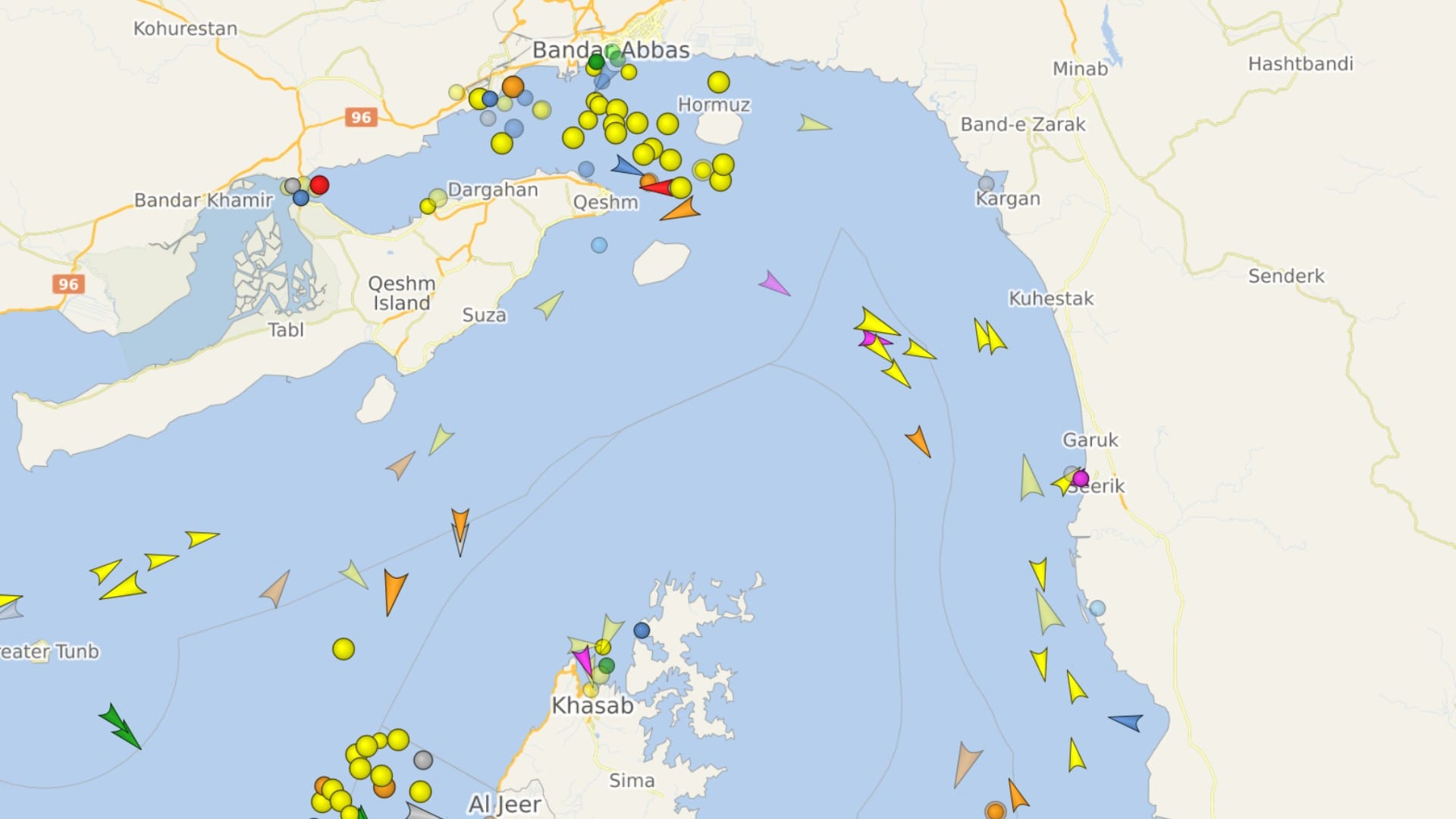Navios comerciais atravessam o Estreito de Ormuz após bloqueio imposto pelos EUA.
