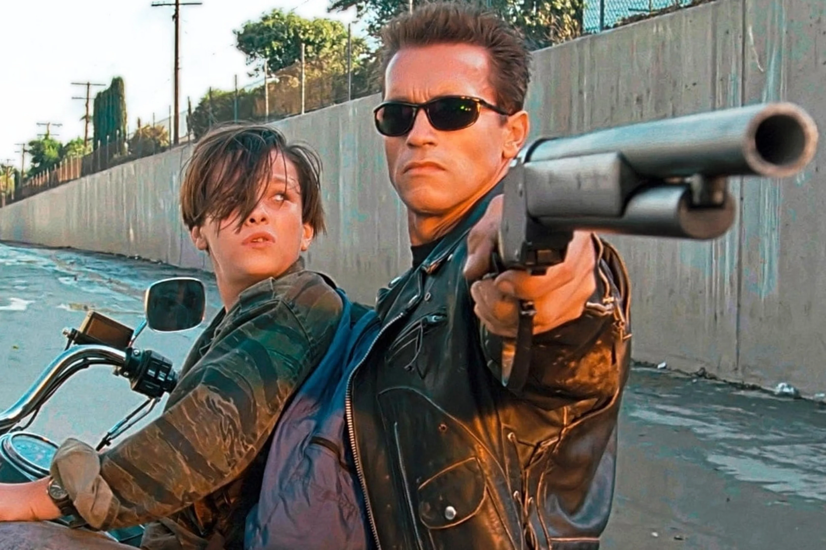 Arnold Schwarzenegger como o Exterminador do Futuro em cena de ação no Amazon Prime Video.