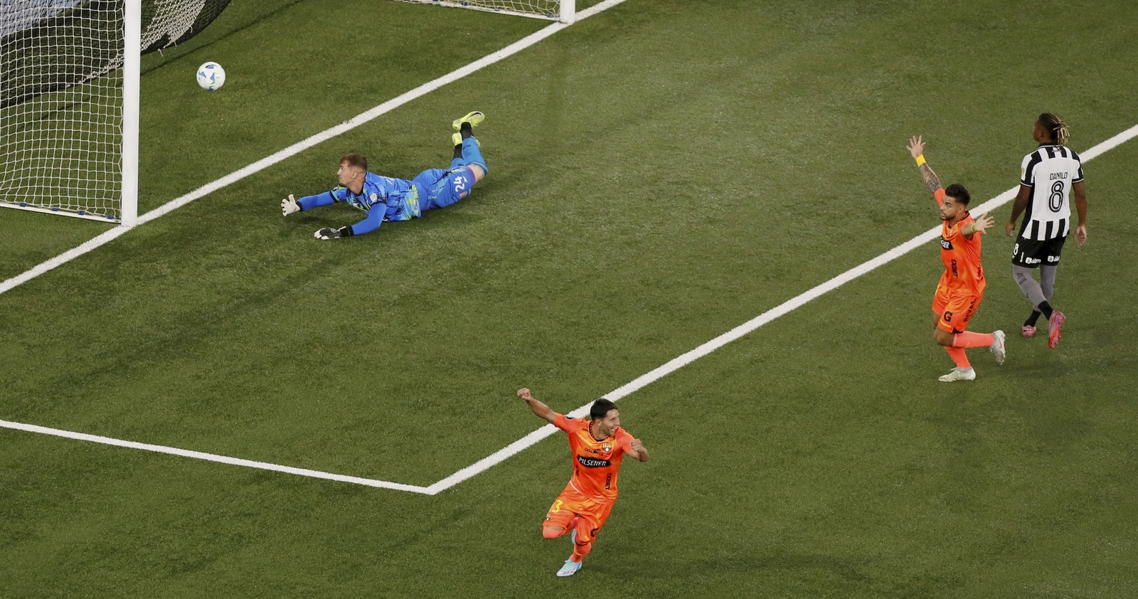 Craque Neto sentado em tribunal, com expressão séria, ao lado de advogados e juiz.