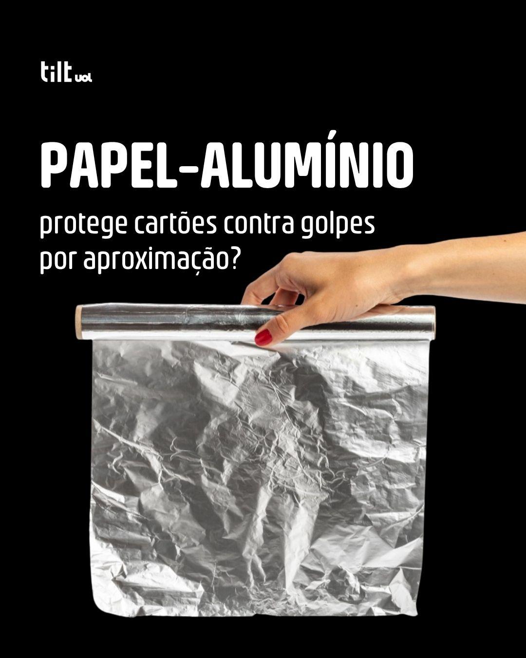 Mulher chocada ao ler notícia em jornal.