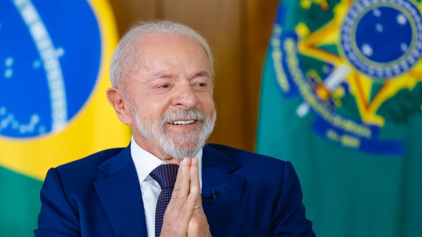 Líder do PT, Lula aparece em cenário de eleição, com resultados de pesquisa CNT/MDA.