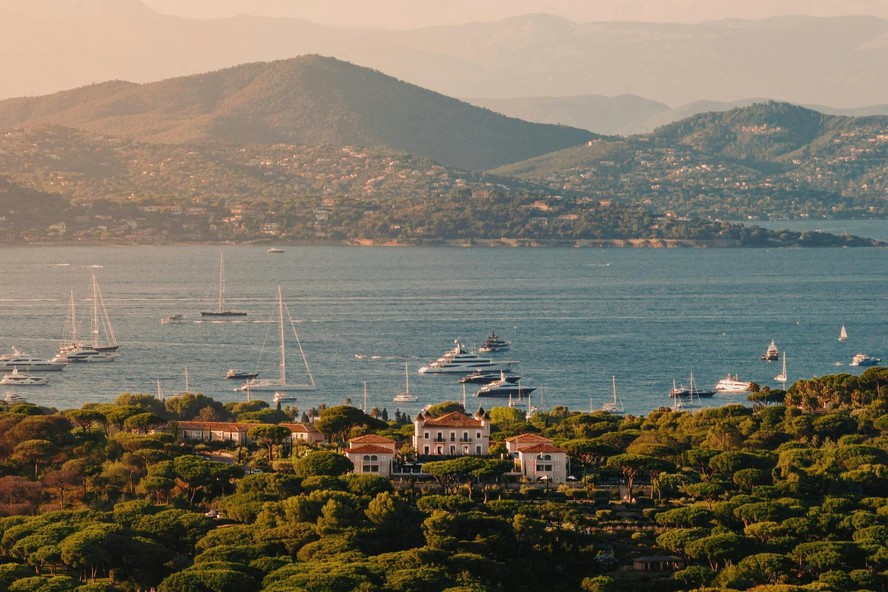Equipe de "The White Lotus" filmando em locais históricos da França.