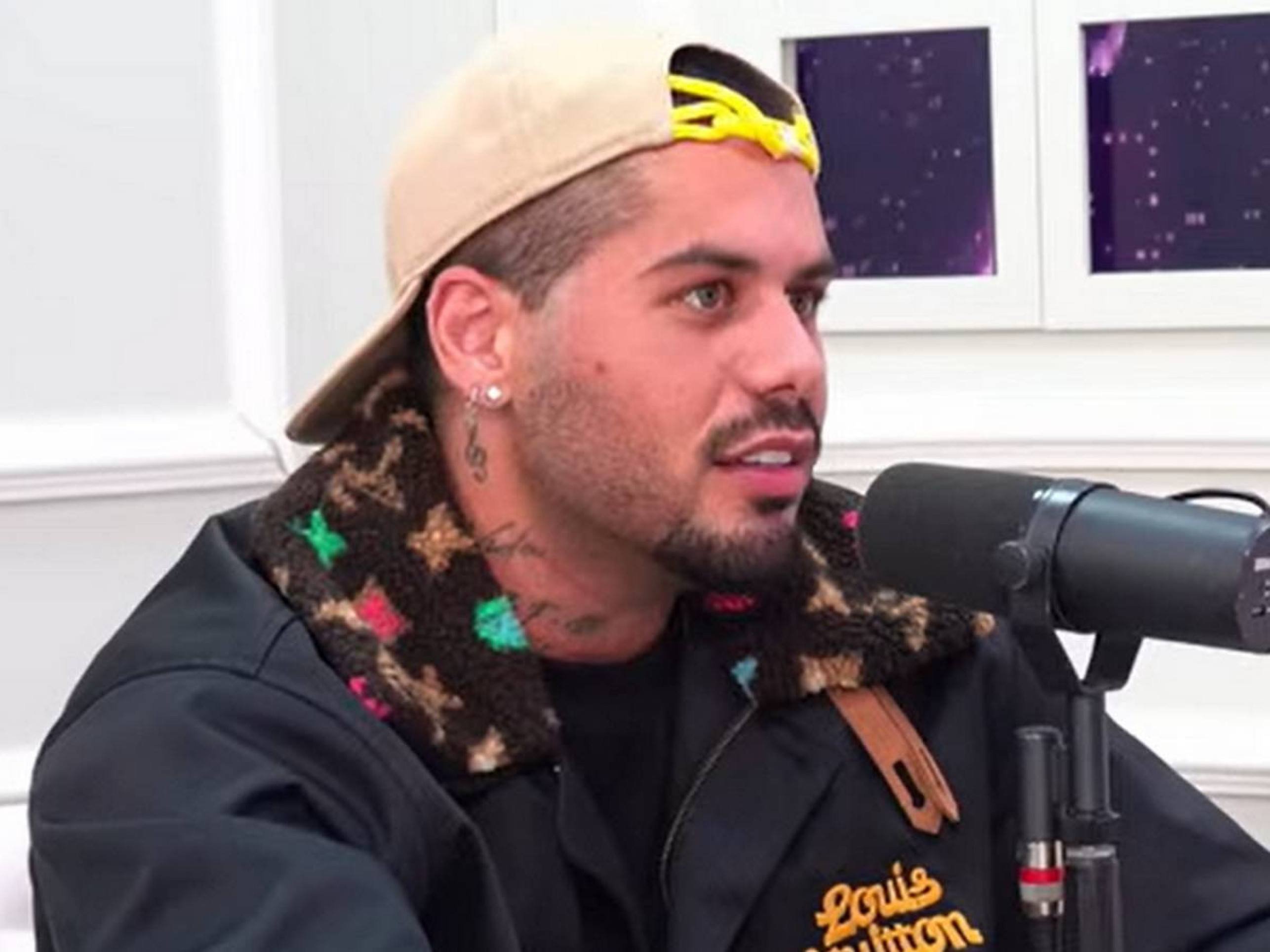 Jornalista lê notícia sobre estreia da série "Alguém Tem Que Saber" na Netflix.