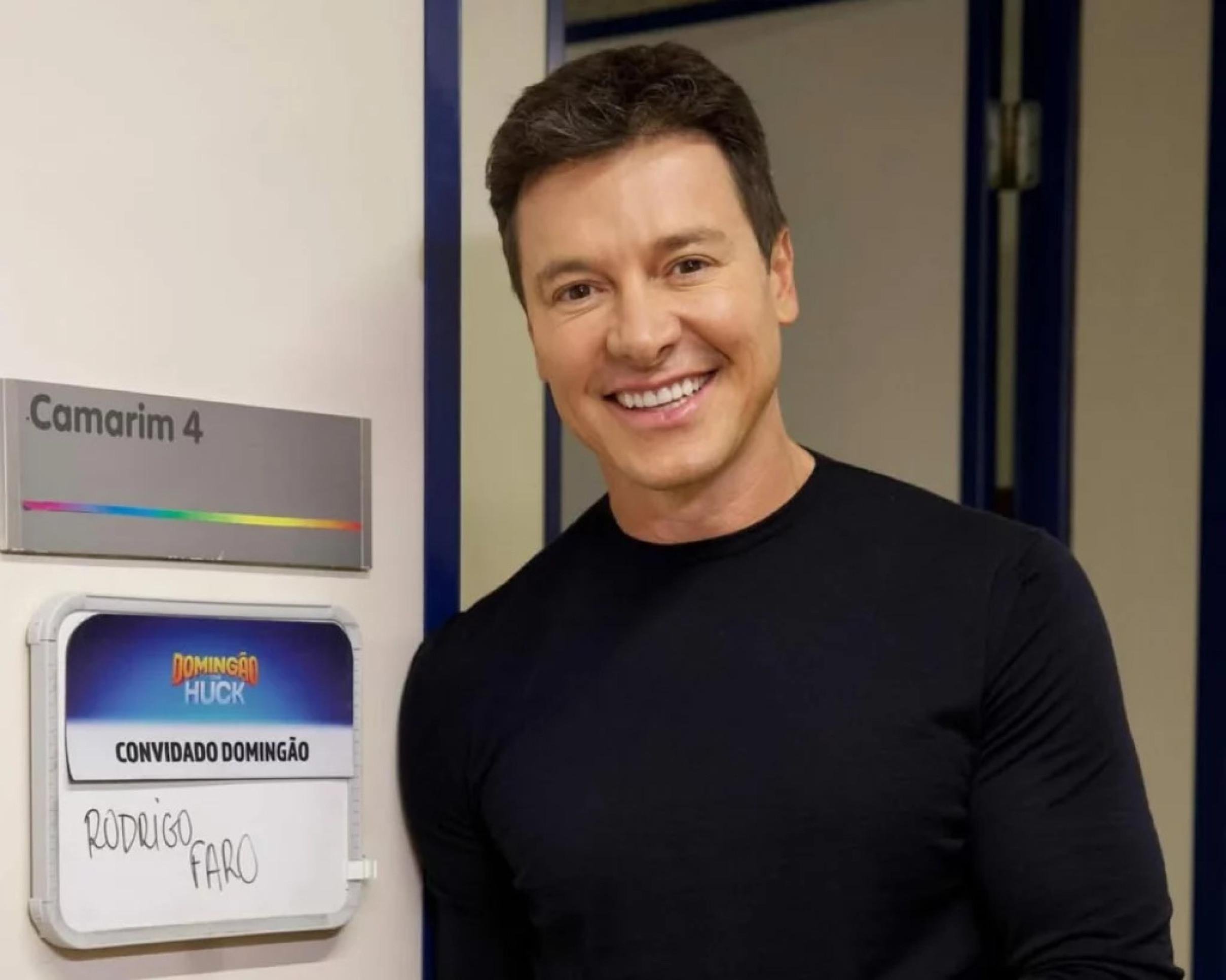 Jornalista lê notícia sobre estreia da série "Alguém Tem Que Saber" na Netflix.