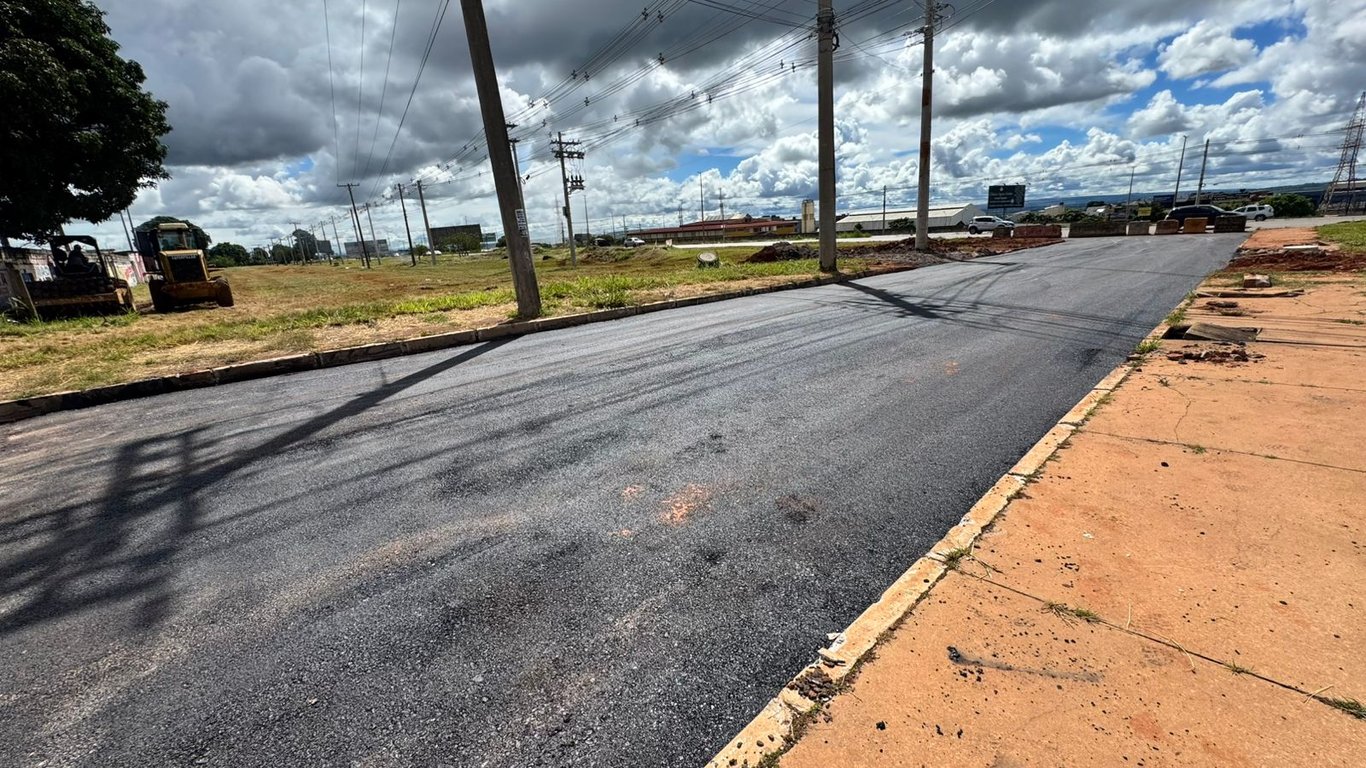 Funcionários da Prefeitura de General Carneiro MT trabalham em escritório.