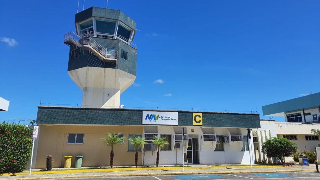 Funcionários da Prefeitura de General Carneiro MT trabalham em escritório.