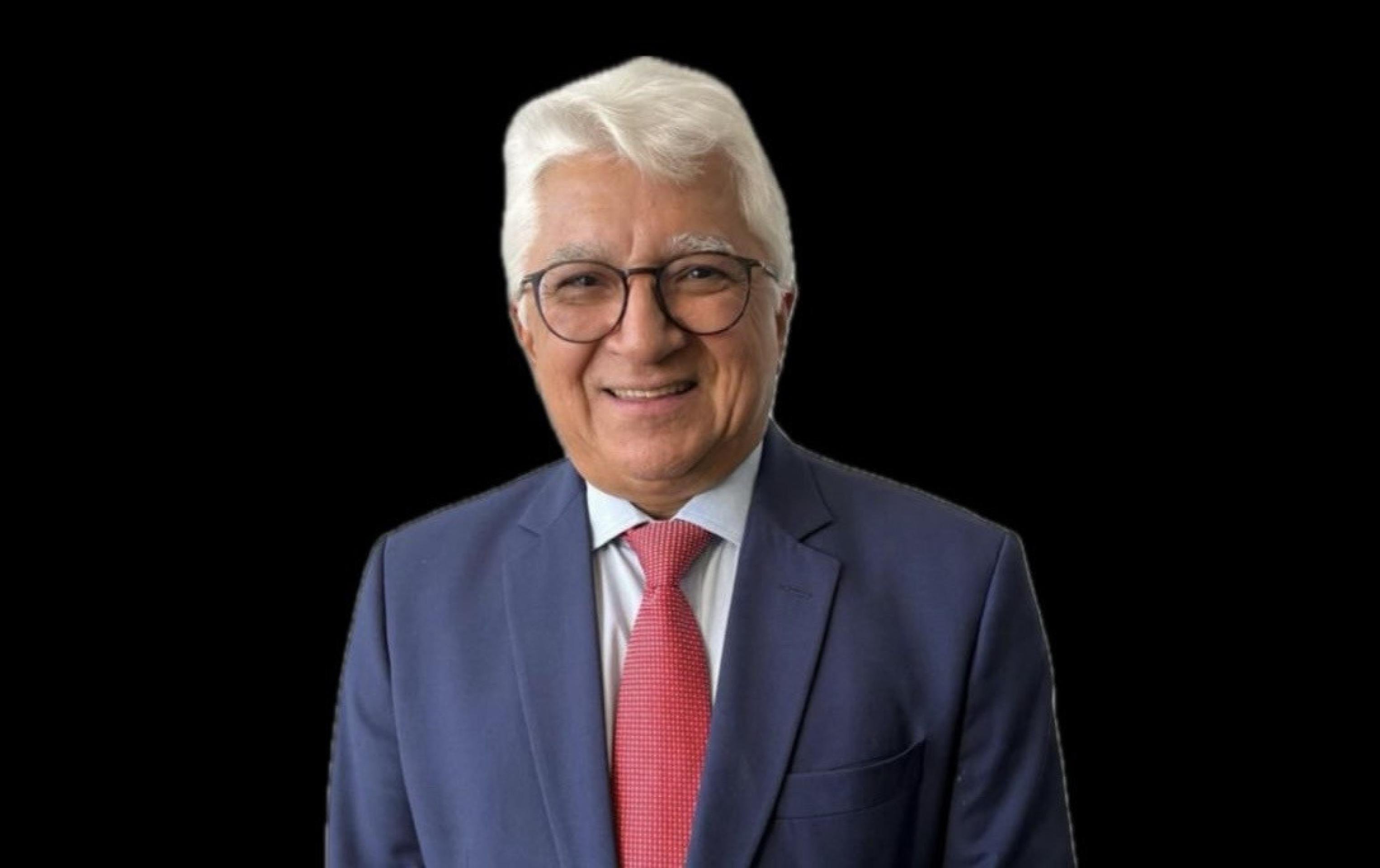 Juízes do TST examinam processos trabalhistas em ambiente de grande tensão.