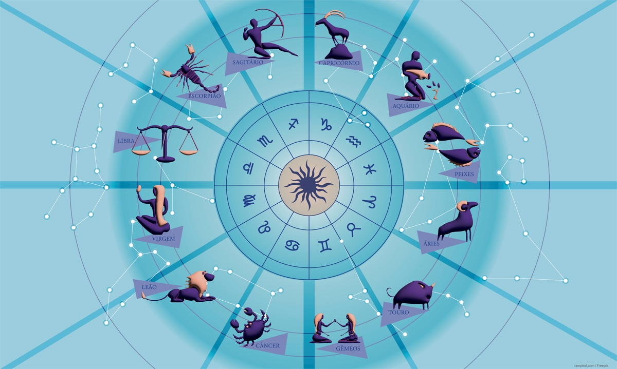 Jornalista João Bidu analisa previsões do horóscopo em uma mesa de trabalho.