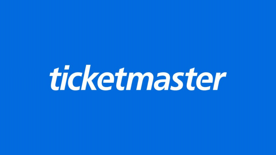 Jornalista segurando um ticket de Ticketmaster com um veredito de monopólio ilegal ao fundo.