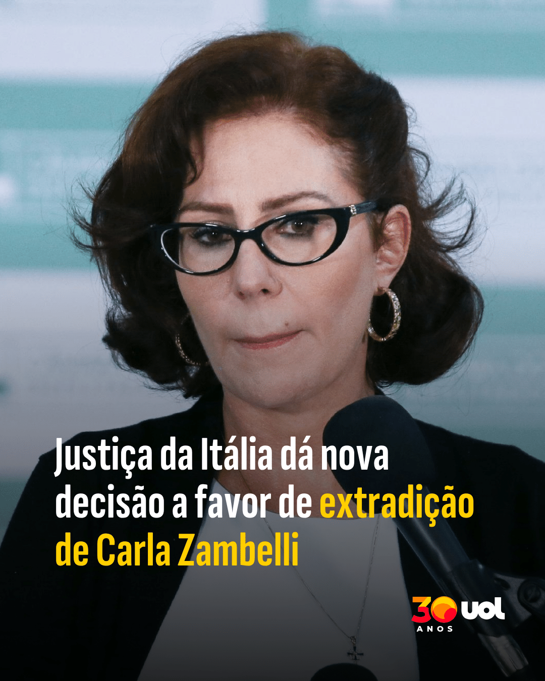 Jornalista segurando um ticket de Ticketmaster com um veredito de monopólio ilegal ao fundo.