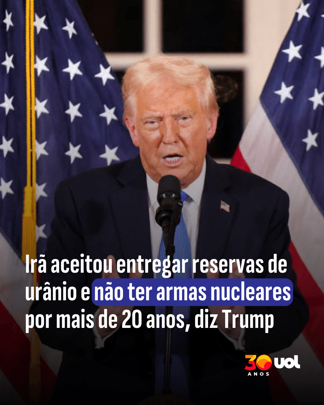 Jornalista segurando um ticket de Ticketmaster com um veredito de monopólio ilegal ao fundo.