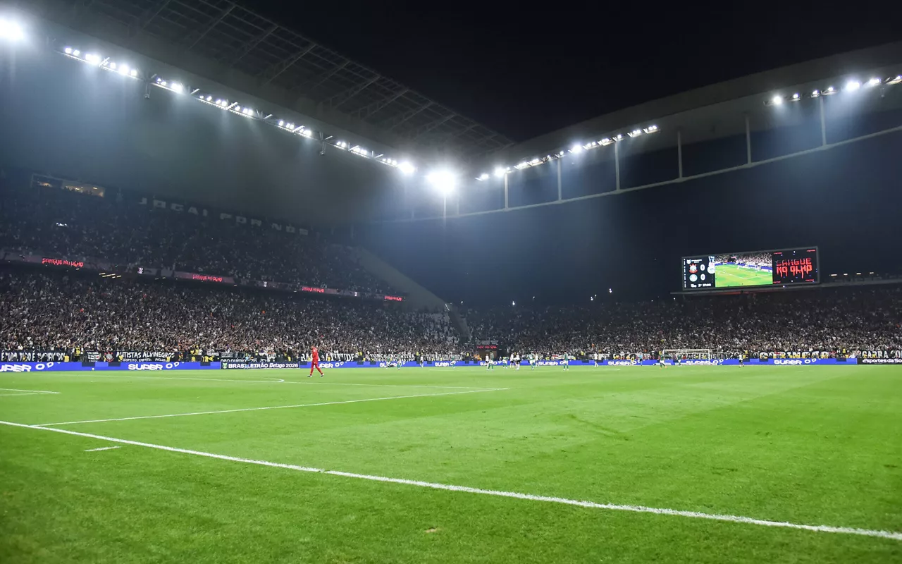 Tecnologia de reconhecimento facial em ação durante jogo de futebol.