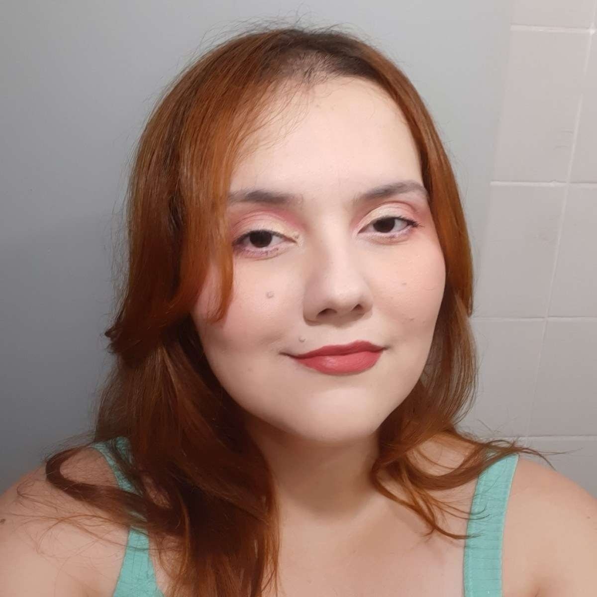 Jornalista segurando um jornal com manchete sobre decisão da justiça sobre série "Tremembé".