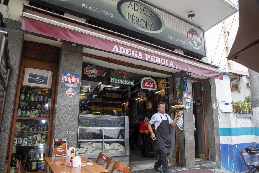 Grupo de amigos reunidos em bares históricos do Rio de Janeiro.