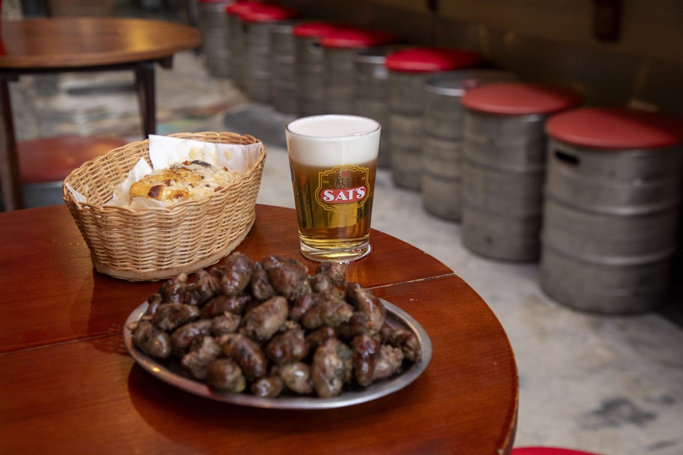 Grupo de amigos reunidos em bares históricos do Rio de Janeiro.