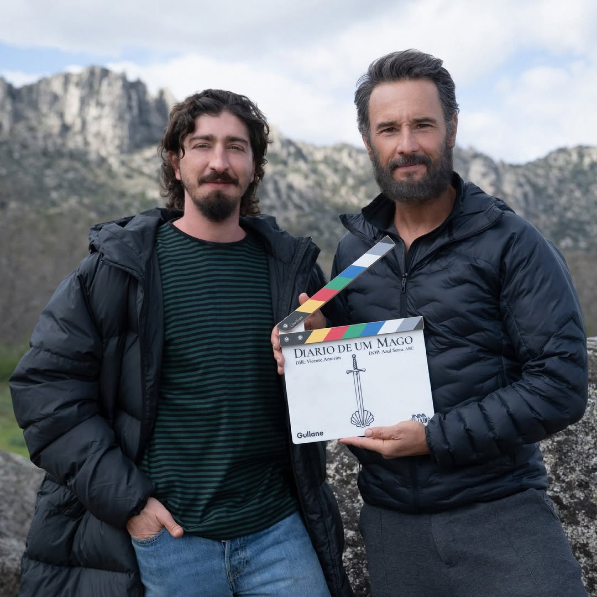Ator Rodrigo Santoro e Johnny Massaro em cena de estreia em longa-metragem da Netflix.