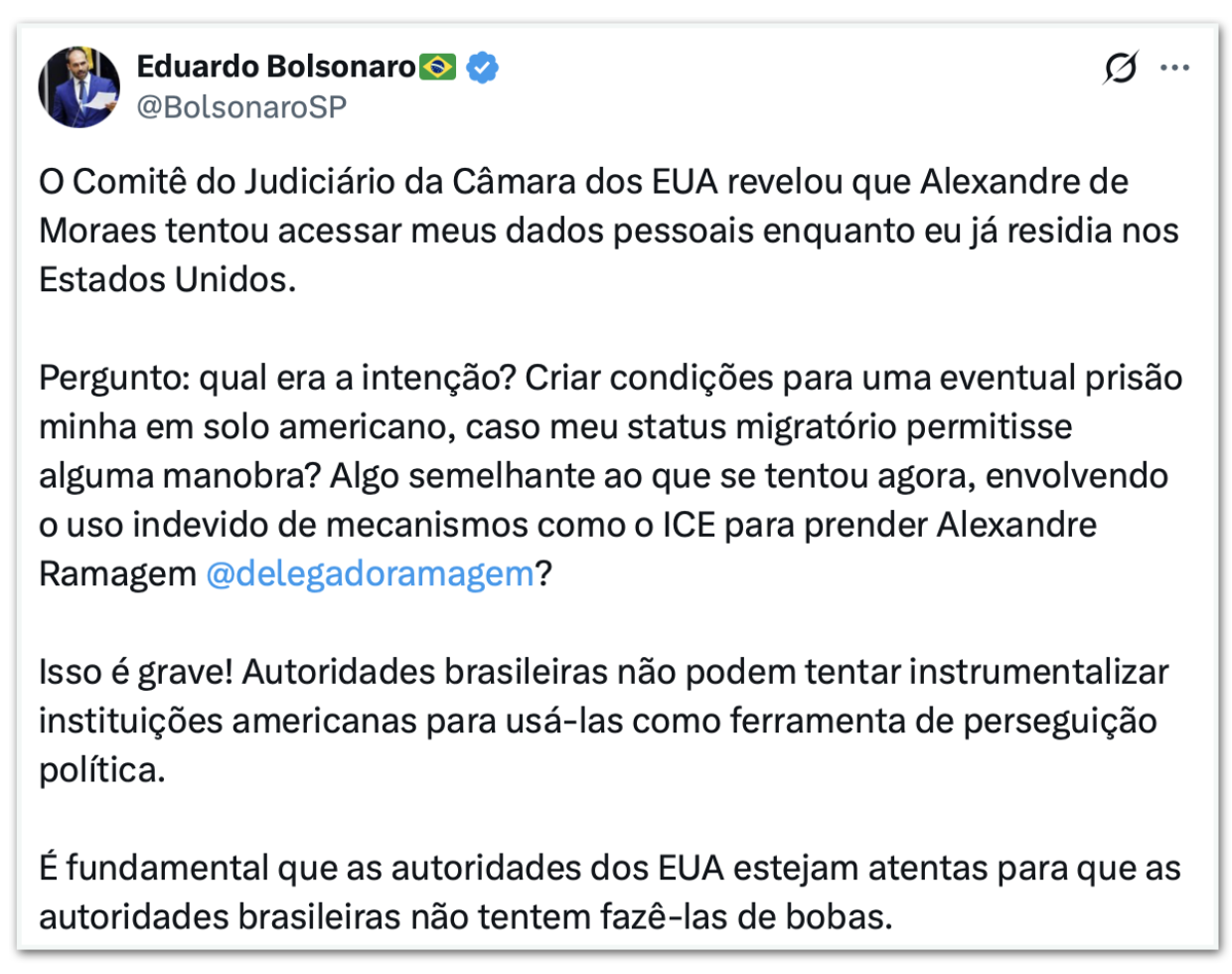 Eduardo Bolsonaro em reunião com jornalistas, expressão de desconfiança no rosto.