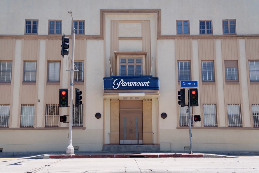 CEO da Paramount fala em conferência de imprensa, garantindo continuidade da produção após aquisição da Warner.