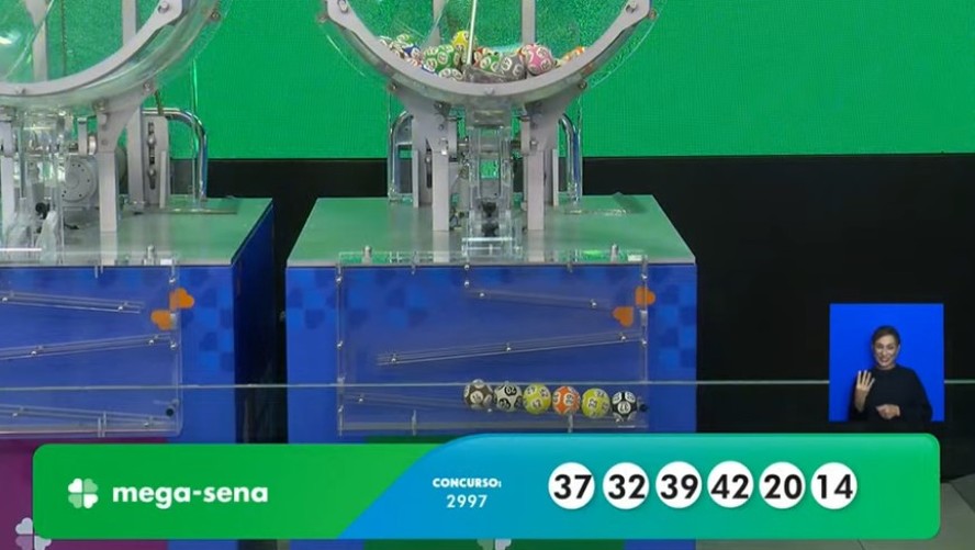 Pessoa segurando um bilhete de loteria com números sorteados em primeiro plano.