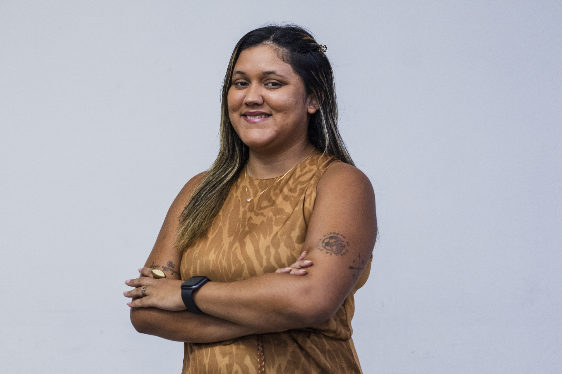 Time de Fortaleza jogando mal em campo, com jogadores desanimados e técnico frustrado.