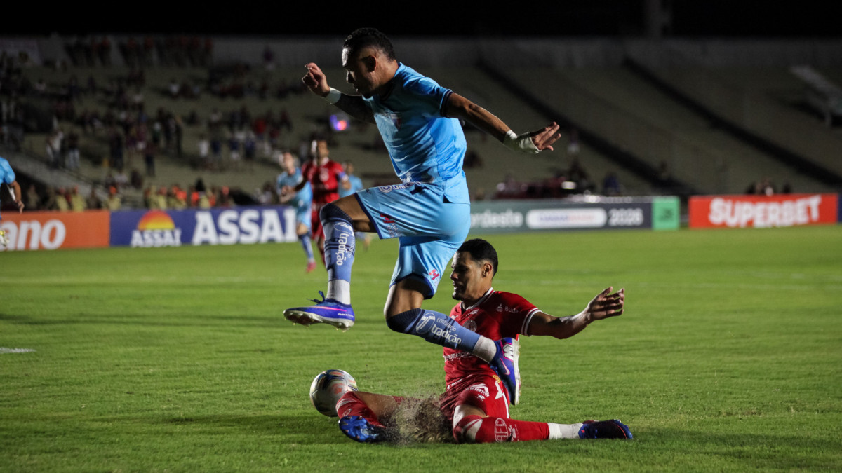 Time de Fortaleza jogando mal em campo, com jogadores desanimados e técnico frustrado.