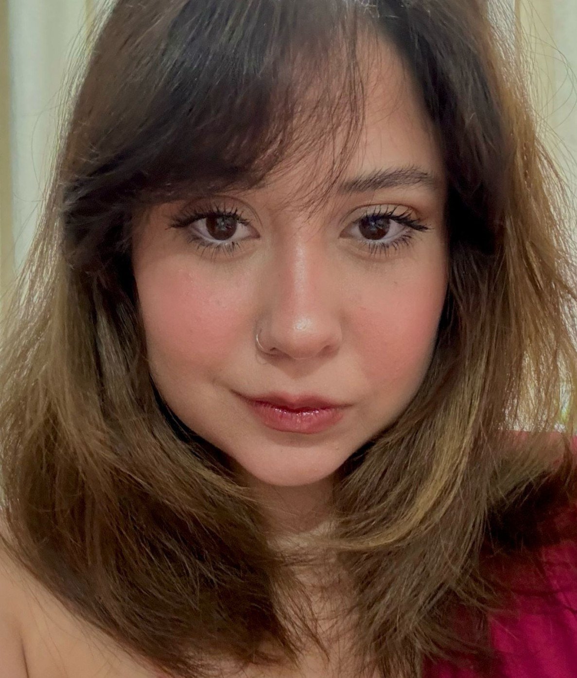 Pessoas de todas as idades se divertindo em uma praça de BH.