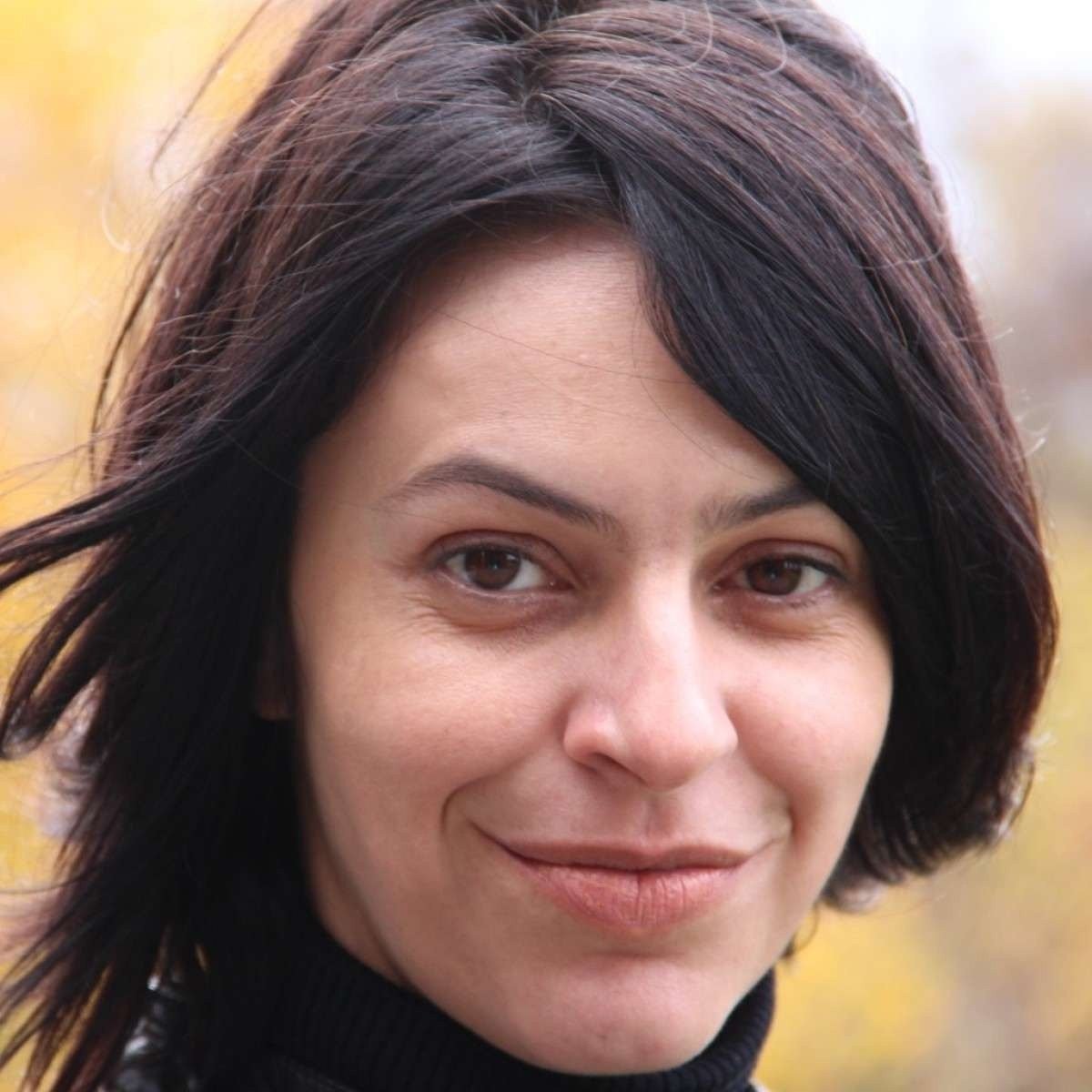 Kathy Bathes, uma advogada improvável, é vista fora da curva em cena de 