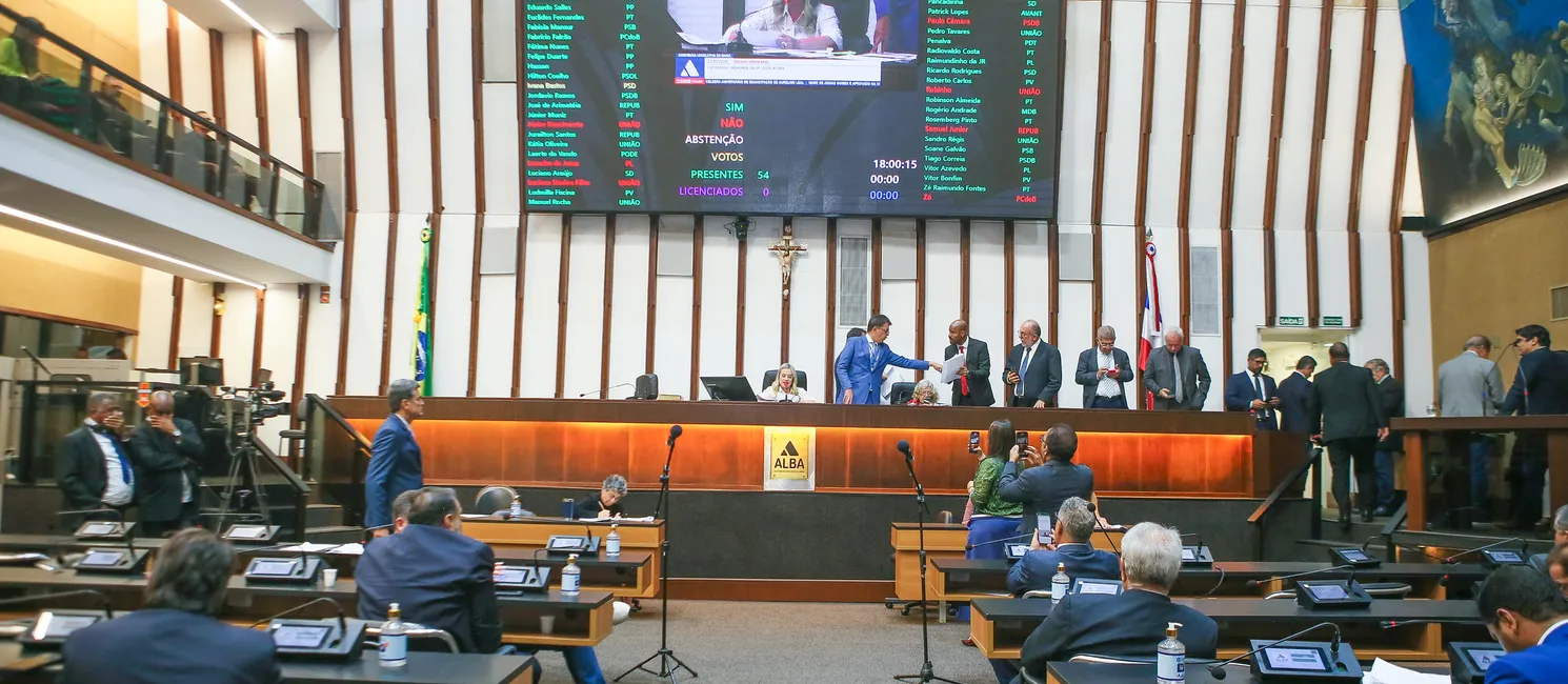 Gráficos políticos da Bahia mostram crescimento de partidos.