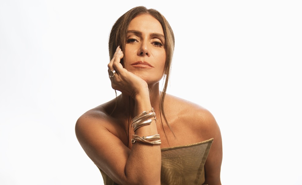 Giovanna Antonelli interpreta Dominique Scharf em cena de notícia jornalística da segunda temporada de 