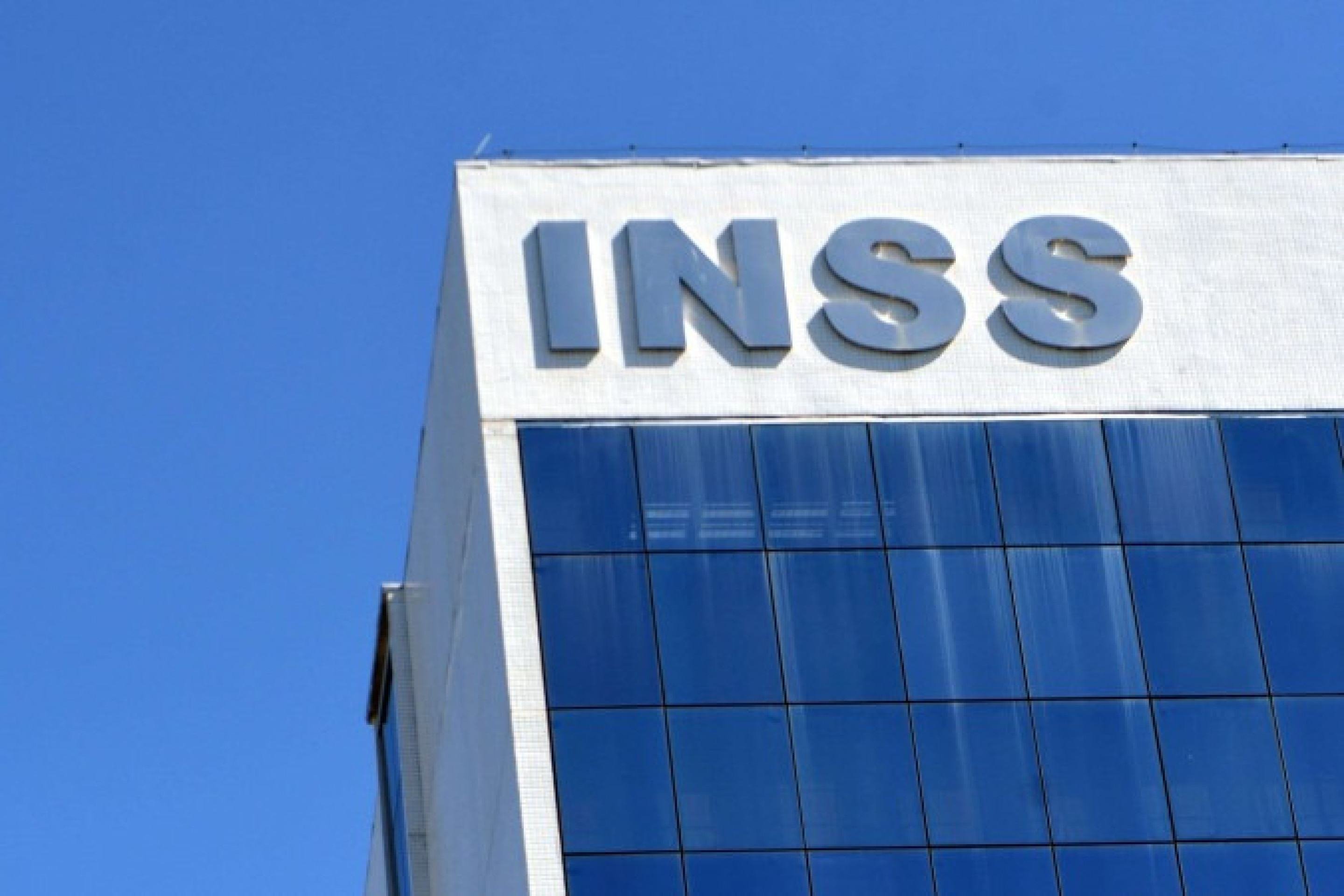 Construtores e líderes históricos trabalhando juntos na fundação de Brasília.