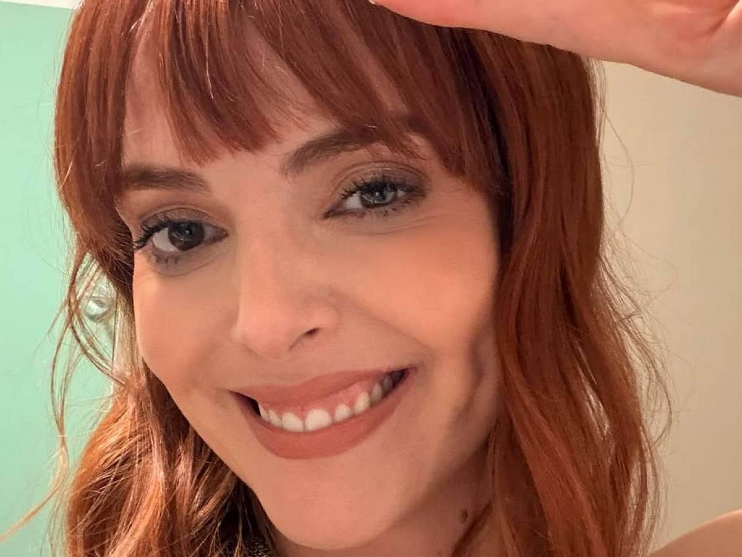 Um lápis cor-de-rosa é encontrado em cima de uma mesa de redação de jornal.