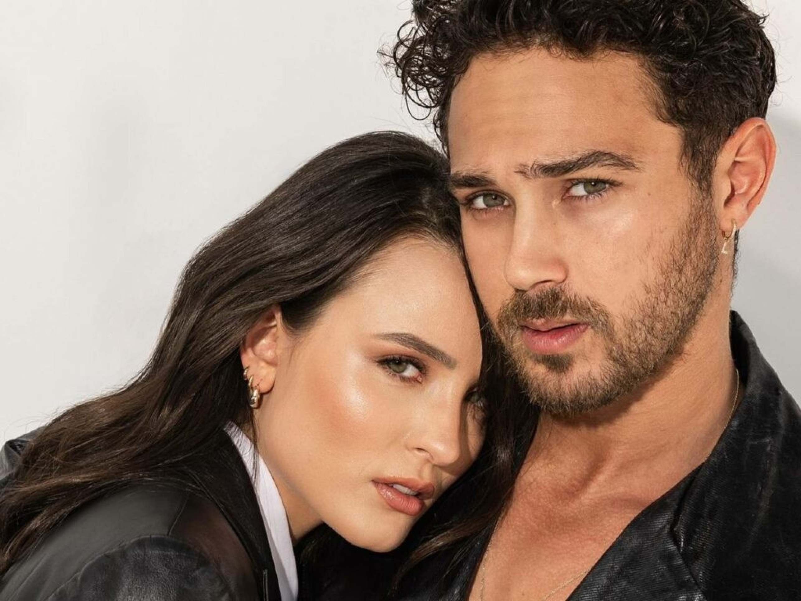 Um lápis cor-de-rosa é encontrado em cima de uma mesa de redação de jornal.