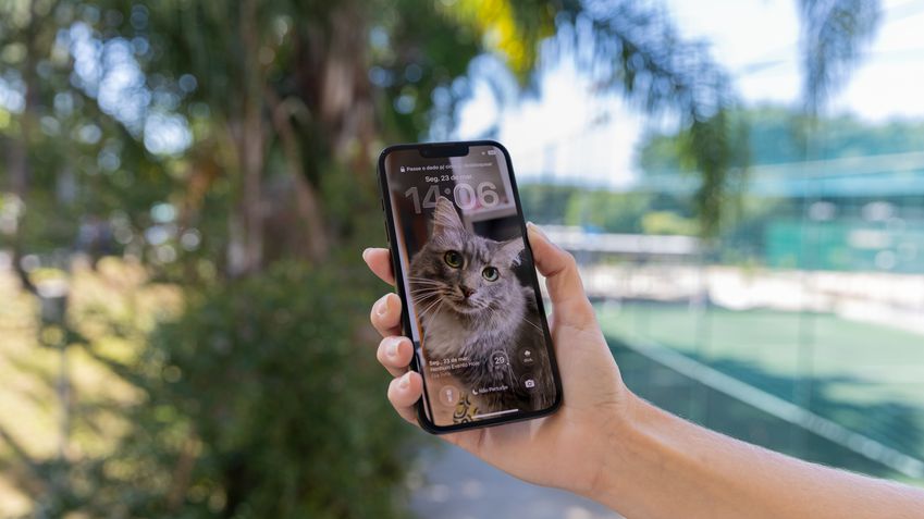 Imagem de um iPhone 17 em uma mesa com um preço destacado em R$ 3.970.