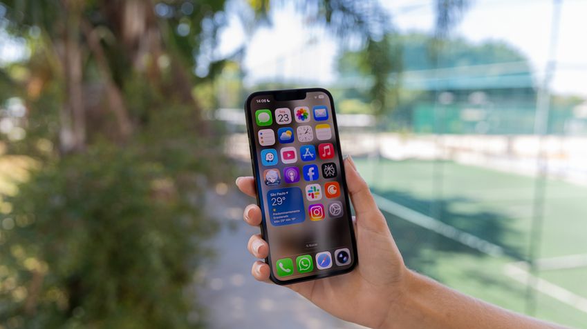 Imagem de um iPhone 17 em uma mesa com um preço destacado em R$ 3.970.