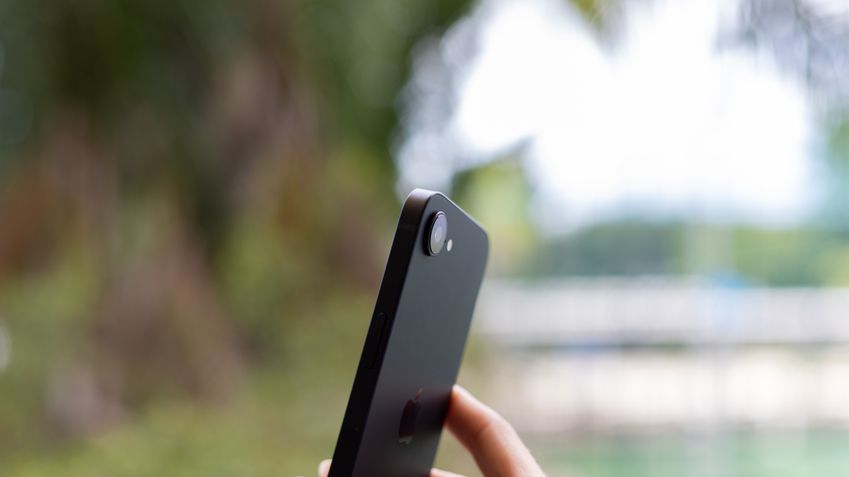 Imagem de um iPhone 17 em uma mesa com um preço destacado em R$ 3.970.