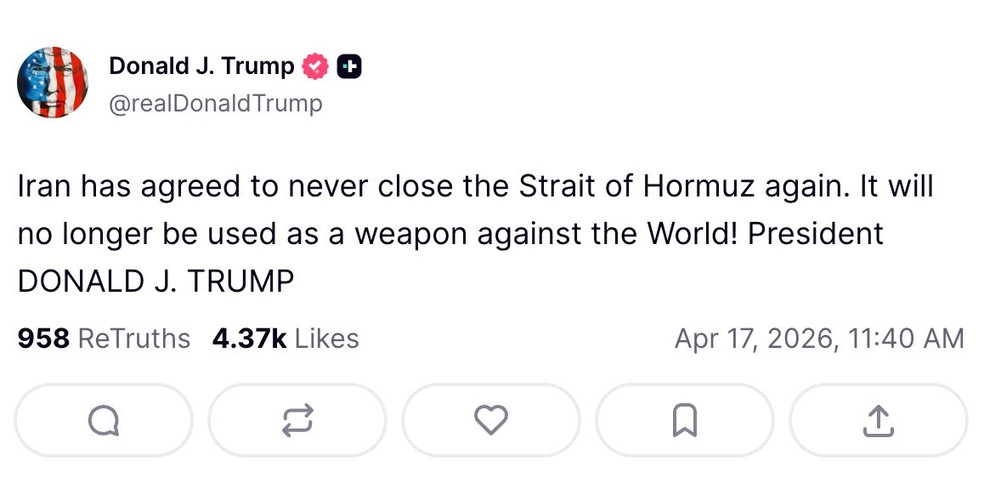 Navios internacionais passam pelo Estreito de Ormuz, com navios de guerra dos EUA bloqueando portos iranianos ao fundo.