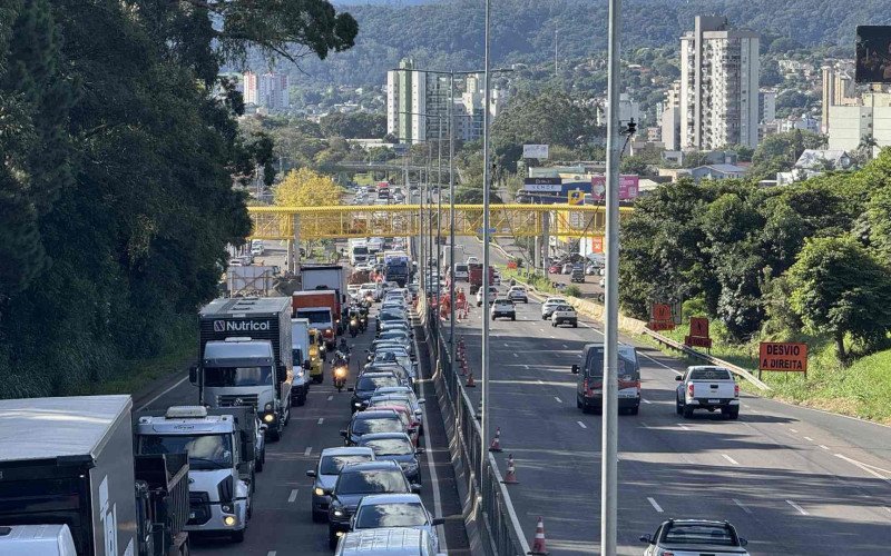 Carros parados em filas quilométricas na BR-116 devido a estreitamento da pista em Novo Hamburgo.