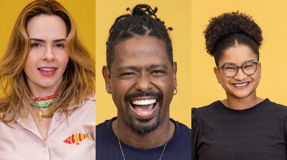 Jornalista segurando papel com título 