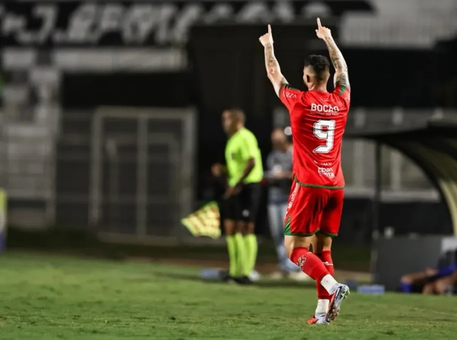 Jogo de futebol entre XV de Piracicaba e Velo Clube empatado em 1 a 1.