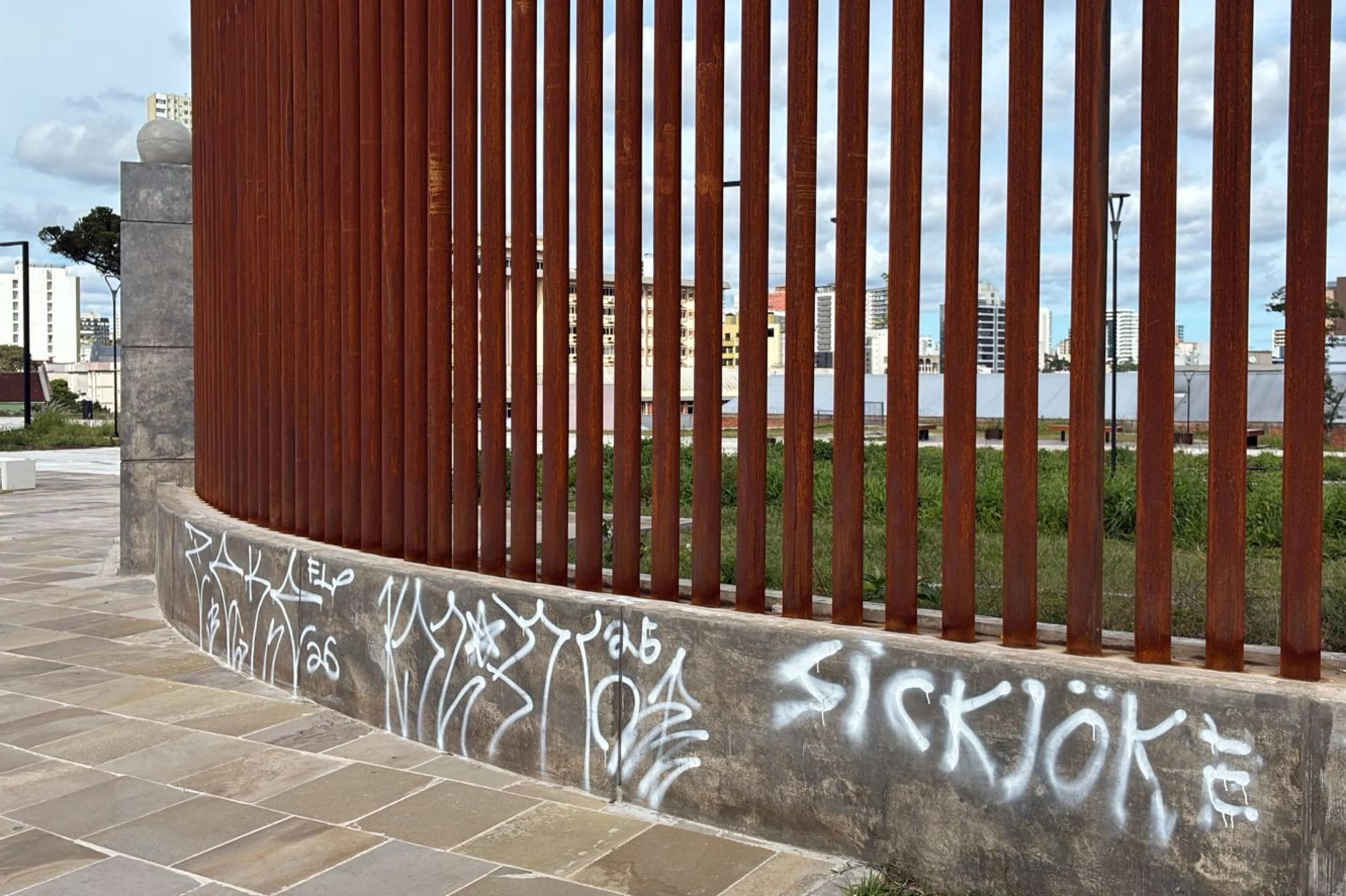 Jogador do Grêmio vestindo a camisa titular em jogo contra o Cruzeiro.