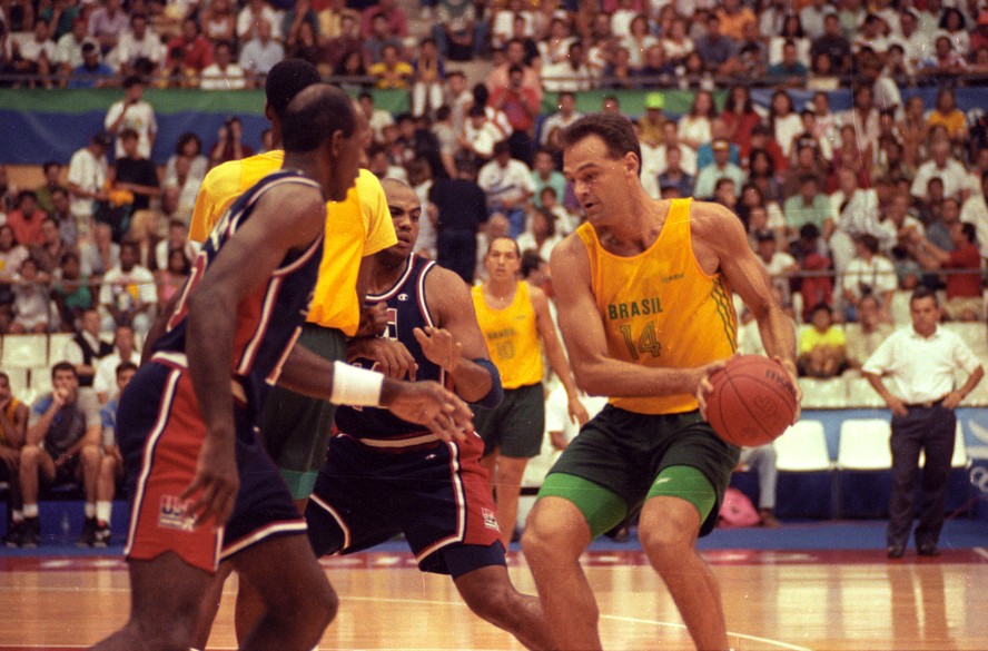 Oscar Schmidt em lágrimas ao homenagear a memória de um ídolo do basquete.