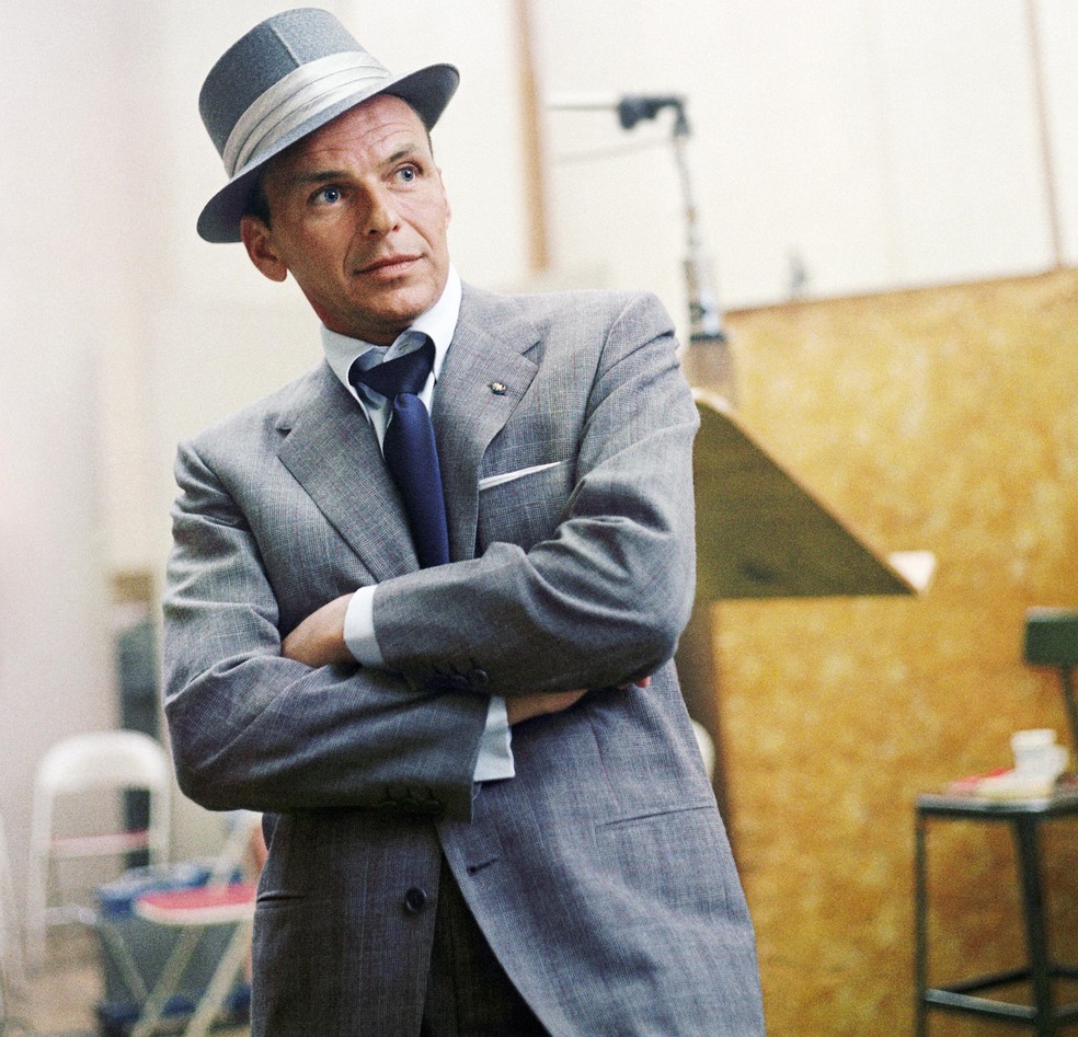 Artefatos visuais de celebridades e personagens imaginando a Lua antes da exploração espacial.