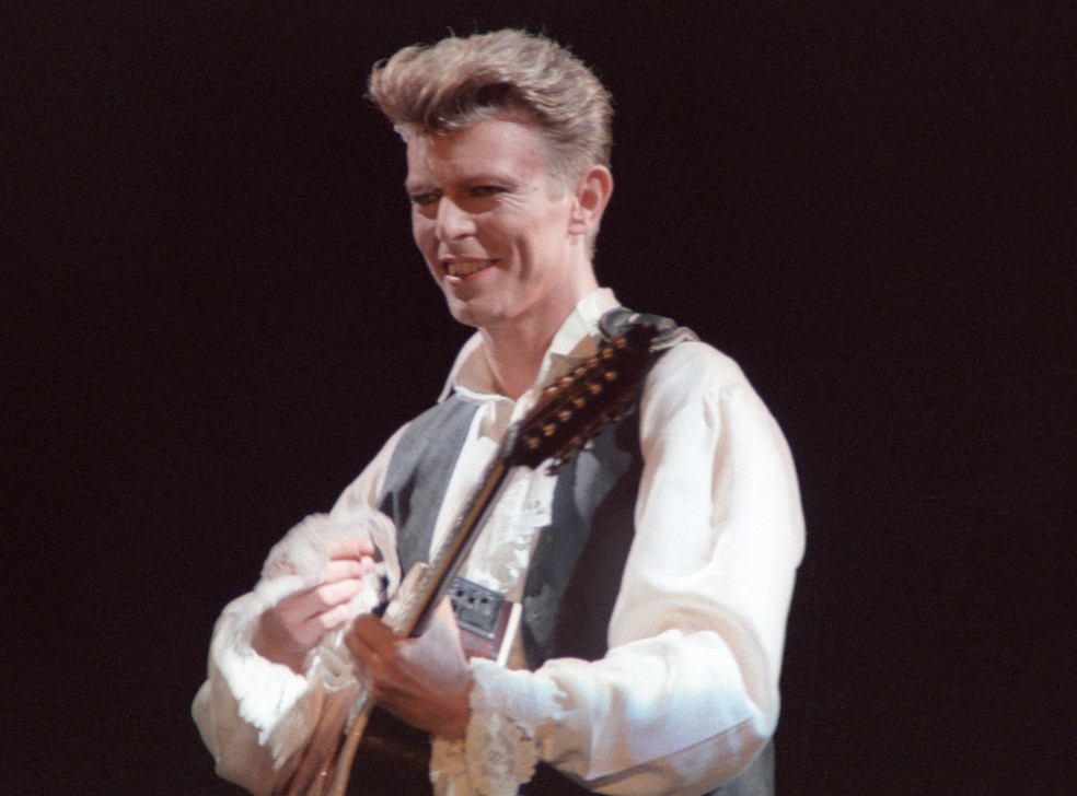 Artefatos visuais de celebridades e personagens imaginando a Lua antes da exploração espacial.