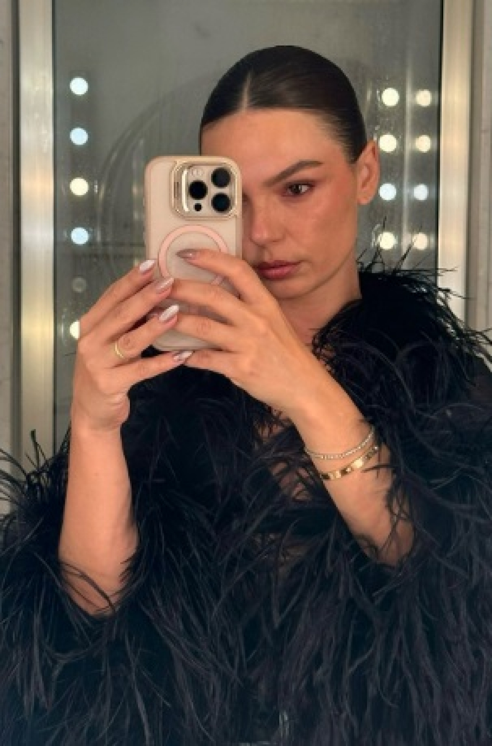 Unhas decoradas com tons metalizados e minimalistas, tendência do outono-inverno.