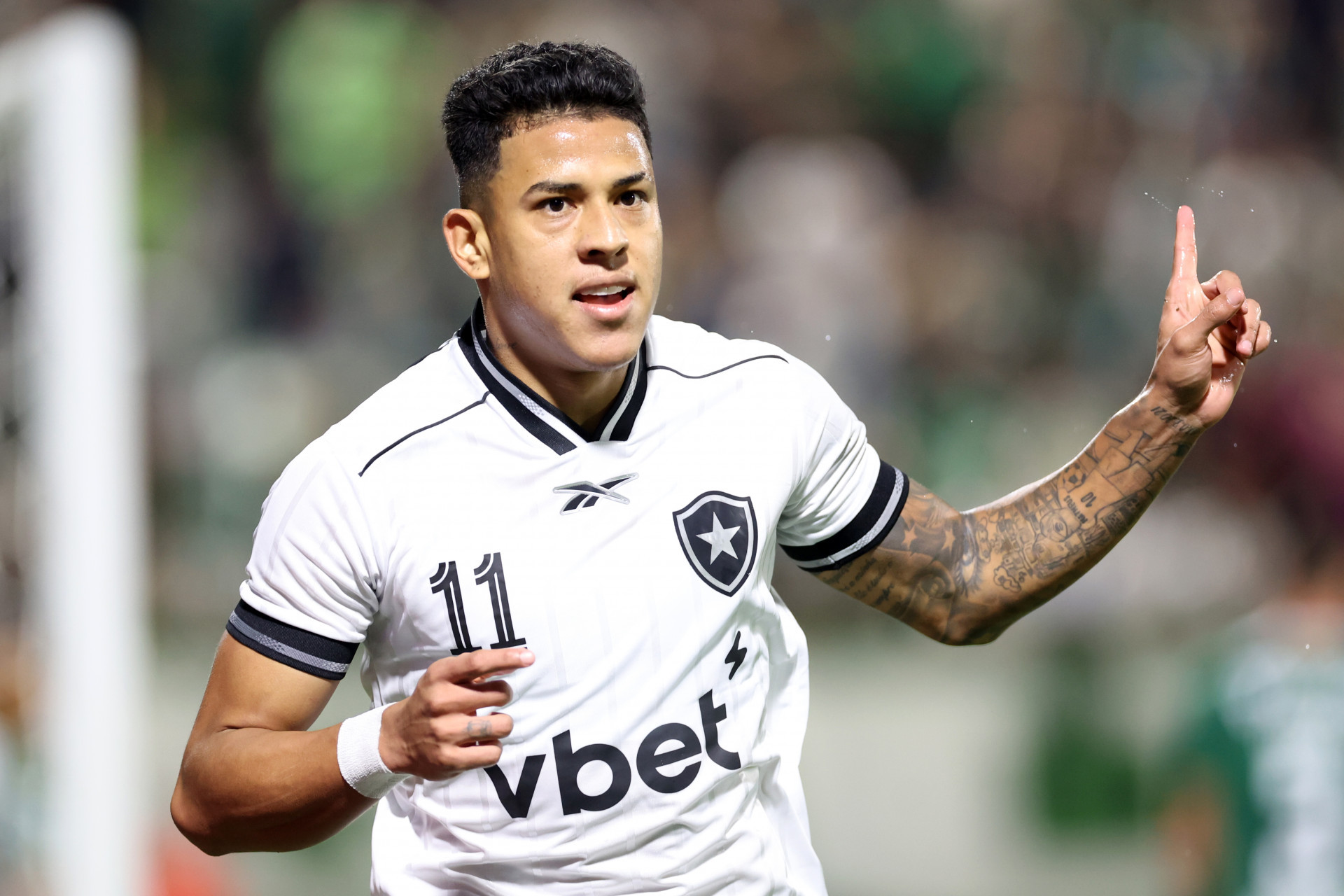 Franclim Carvalho comemora vitória do Botafogo com um sorriso triunfante.