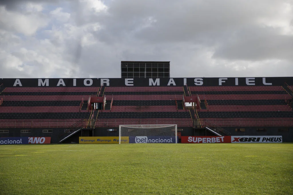 Jogadores em ação no campo de futebol durante partida entre Brasil de Pelotas e São Joseense.