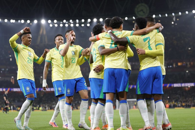 Mulheres refugiadas esperam na fronteira, com esperança de encontrar segurança.