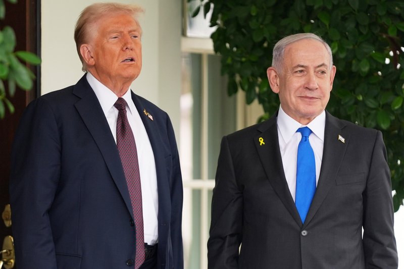 Rastos de uma democracia em crise, com fios de eletricidade e tecido rasgado.